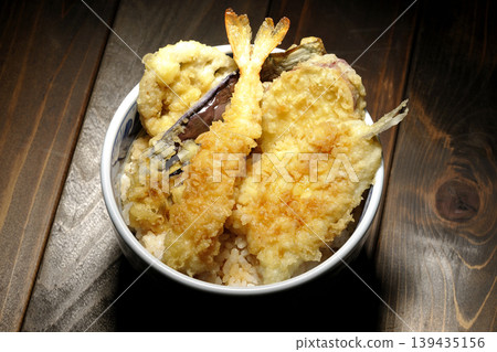 米飯和油炸魚碗 139435156