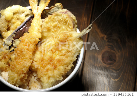 米飯和油炸魚碗 米飯和油炸魚碗 139435161