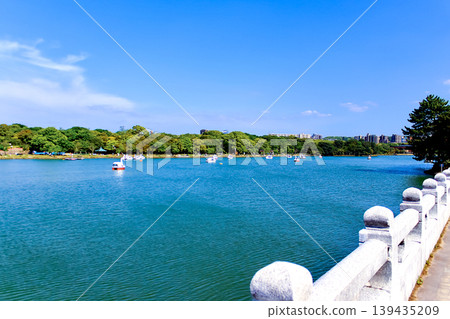 【福岡】初夏的大濠公園:從關月橋眺望大濠池 【福岡】初夏的大濠公園:從關月橋眺望大濠池 139435209