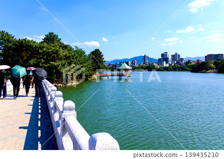 [Fukuoka] Ohori Park in early summer: Ohori Pond and Ukimido Pavilion viewed from Kangetsubashi Bridge 139435210