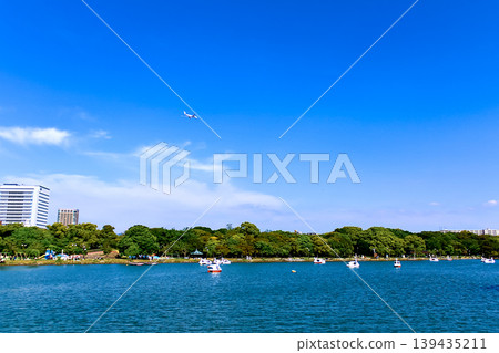 【福岡】初夏的大濠公園:從關月橋眺望大濠池和飛機 【福岡】初夏的大濠公園:從關月橋眺望大濠池和飛機 139435211