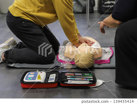 BLSD Defibrillator use course. first aid course - company safety - cardiac massage - Basic Life Support 139435414