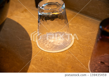 桌子上的玻璃杯 139435459