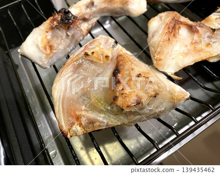 烤鯛魚頸肉 - 魚烤架特寫。 烤鯛魚頸肉 - 魚烤架特寫。 139435462