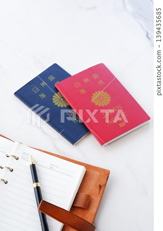 護照-想像一下準備一本護照(10 年期和 5 年期)併計劃出國旅行。 護照-想像一下準備一本護照(10 年期和 5 年期)併計劃出國旅行。 139435685