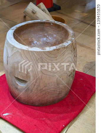 Mortar and pestle after pounding mochi 139435870