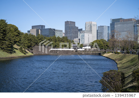 從櫻田護城河眺望東京皇宮的櫻田門。 從櫻田護城河眺望東京皇宮的櫻田門。 139435967