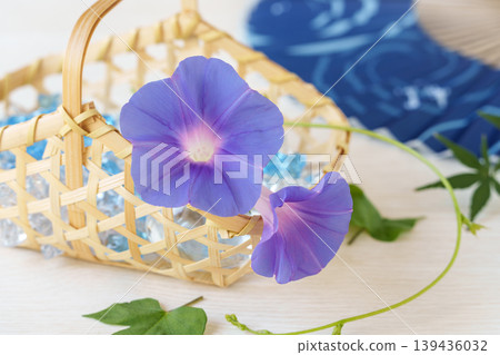 竹籃裡插著牽牛花(花),配上綠色的楓葉和一把扇子。 竹籃裡插著牽牛花(花),配上綠色的楓葉和一把扇子。 139436032