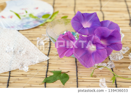 竹簾和扇子上盛開的牽牛花(花)營造出清新怡人的背景。 竹簾和扇子上盛開的牽牛花(花)營造出清新怡人的背景。 139436033