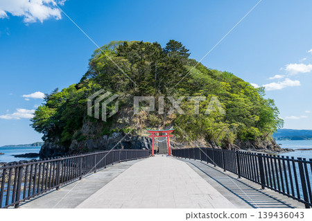 南三陸：荒島的景色，以及藍天下矗立的紅色鳥居。 139436043