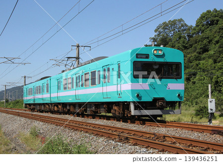 一列113系列車正在紀成本線道成寺站附近行駛。 一列113系列車正在紀成本線道成寺站附近行駛。 139436251