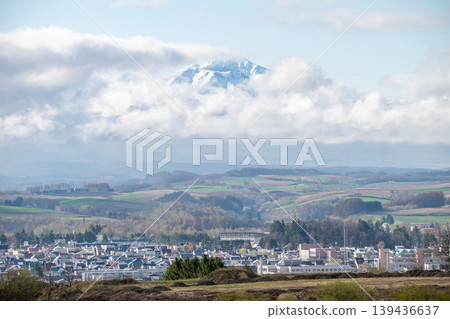 Biei: The Tokachi Mountain Range as seen from the northwestern hills. Biei: The Tokachi Mountain Range as seen from the northwestern hills. 139436637