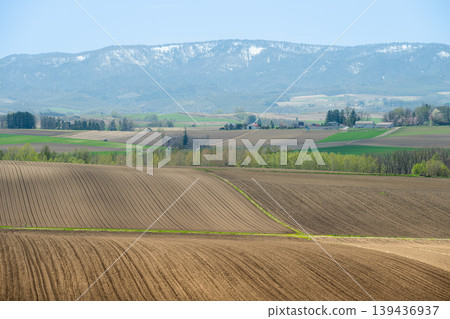 以十勝山脈為背景的風景 以十勝山脈為背景的風景 139436937