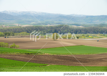 以十勝山脈為背景的風景 以十勝山脈為背景的風景 139436944