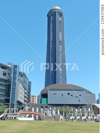 Kaikyo Messe Shimonoseki and Kaikyo Yume Tower: A clear and sunny view. 139437064