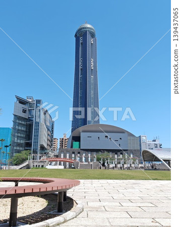 Kaikyo Messe Shimonoseki and Kaikyo Yume Tower: A clear and sunny view. 139437065