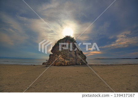 伊奈佐海灘的日落和弁天島的鳥居:神秘的日本海景。 伊奈佐海灘的日落和弁天島的鳥居:神秘的日本海景。 139437167