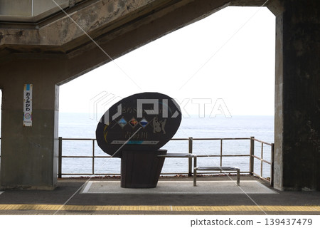 尾梅川站的站牌和日本海 尾梅川站的站牌和日本海 139437479