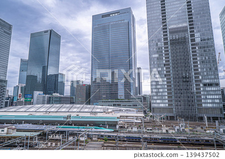從空中俯瞰東京中城八重洲和東京站的鐵軌 [東京中央區] 139437502