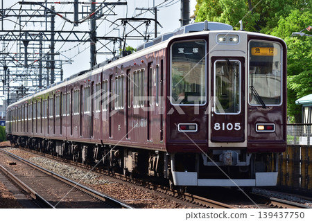 阪急寶塚線8000系列車前往寶塚 阪急寶塚線8000系列車前往寶塚 139437750