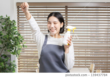 一位年輕女子清潔的日常生活照片 139437784