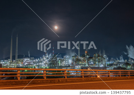 日本山口縣周南市工廠的夜景非常美麗。 日本山口縣周南市工廠的夜景非常美麗。 139437795