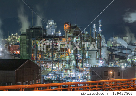 日本山口縣周南市工廠的夜景非常美麗。 日本山口縣周南市工廠的夜景非常美麗。 139437805