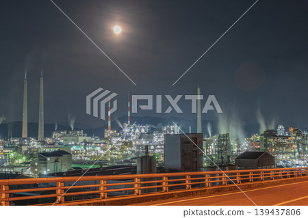 A very beautiful factory night view in Shunan City, Yamaguchi Prefecture, Japan 139437806