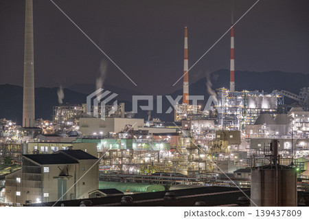 A very beautiful factory night view in Shunan City, Yamaguchi Prefecture, Japan 139437809