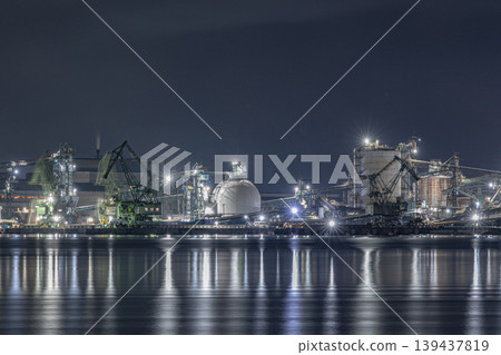 日本山口縣周南市工廠的夜景非常美麗。 日本山口縣周南市工廠的夜景非常美麗。 139437819