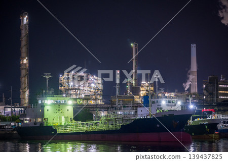 A very beautiful factory night view in Shunan City, Yamaguchi Prefecture, Japan 139437825