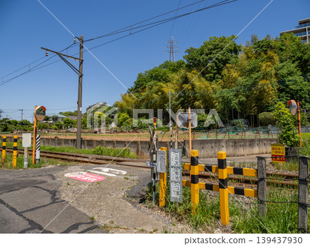 沒有欄桿或警訊的鐵路道口附近的景象:當地鐵路與居民區道路的交會點。 沒有欄桿或警訊的鐵路道口附近的景象:當地鐵路與居民區道路的交會點。 139437930