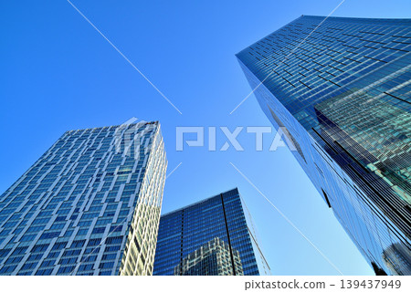 澀谷站周圍正在重建的摩天大樓群在藍天的映襯下顯得格外醒目。 139437949