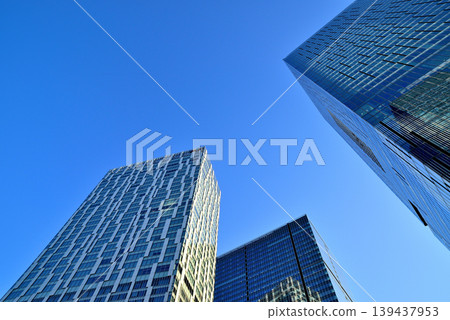 The cluster of skyscrapers around Shibuya Station, undergoing redevelopment, stands out against the blue sky. 139437953