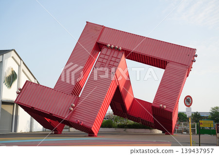 紅色貨櫃建築 139437957