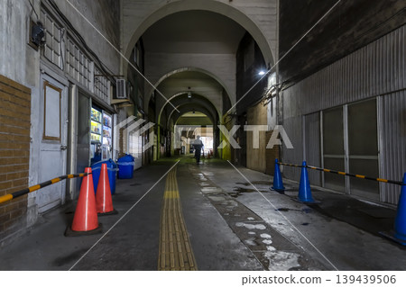 這是橫濱國土站高架鐵路軌道下方的地下通道的景象。 139439506