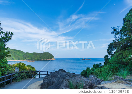 壯麗的海岸線,廣闊無垠的藍色海洋和天空,以及一條岩石小徑。 壯麗的海岸線,廣闊無垠的藍色海洋和天空,以及一條岩石小徑。 139439738