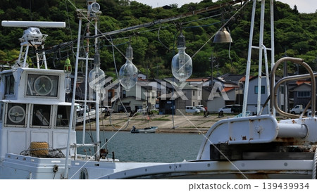 漁船停住在捕魚港口 漁船停住在捕魚港口 139439934