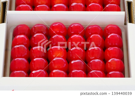 A boxed gift set of premium cherries, perfect for a mid-year gift. A boxed gift set of premium cherries, perfect for a mid-year gift. 139440039