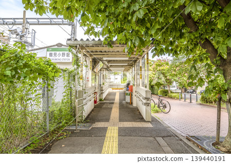 鶴見小野站入口及綠色步道景觀。 139440191