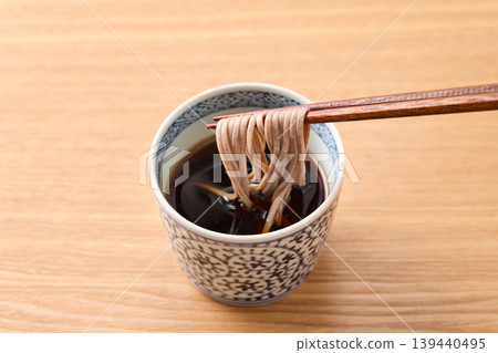 將麵條沾上蕎麥麵沾醬。 將麵條沾上蕎麥麵沾醬。 139440495