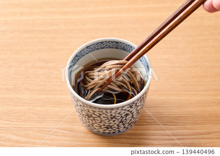 將麵條沾上蕎麥麵沾醬。 139440496