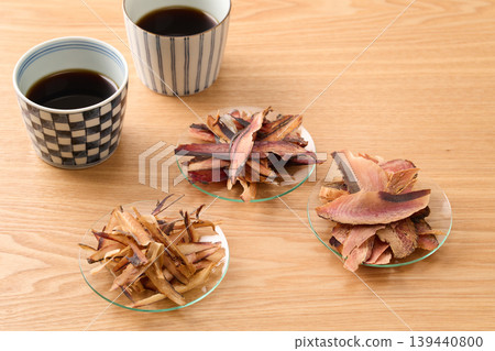 蕎麥麵沾醬的配料:三種厚切鰹魚片(左:鯖魚片,中:鰹魚片,右:鰹魚片) 蕎麥麵沾醬的配料:三種厚切鰹魚片(左:鯖魚片,中:鰹魚片,右:鰹魚片) 139440800