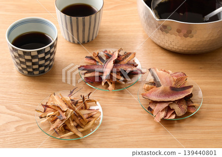 Ingredients for soba dipping sauce: Three types of thick-cut bonito flakes (left: mackerel flakes, middle: frigate mackerel flakes, right: bonito flakes) Ingredients for soba dipping sauce: Three types of thick-cut bonito flakes (left: mackerel flakes, middle: frigate mackerel flakes, right: bonito flakes) 139440801
