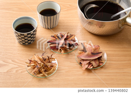 蕎麥麵沾醬的配料：三種厚切鰹魚片（左：鯖魚片，中：鰹魚片，右：鰹魚片） 139440802