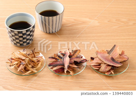 蕎麥麵沾醬的配料:三種厚切鰹魚片(左:鯖魚片,中:鰹魚片,右:鰹魚片) 蕎麥麵沾醬的配料:三種厚切鰹魚片(左:鯖魚片,中:鰹魚片,右:鰹魚片) 139440803