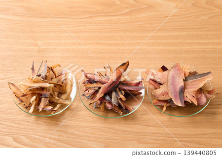 蕎麥麵沾醬的配料:三種厚切鰹魚片(左:鯖魚片,中:鰹魚片,右:鰹魚片) 蕎麥麵沾醬的配料:三種厚切鰹魚片(左:鯖魚片,中:鰹魚片,右:鰹魚片) 139440805
