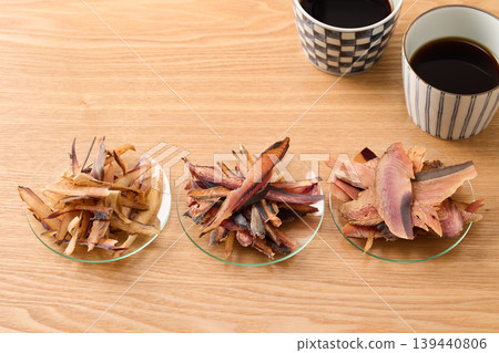 蕎麥麵沾醬的配料:三種厚切鰹魚片(左:鯖魚片,中:鰹魚片,右:鰹魚片) 蕎麥麵沾醬的配料:三種厚切鰹魚片(左:鯖魚片,中:鰹魚片,右:鰹魚片) 139440806