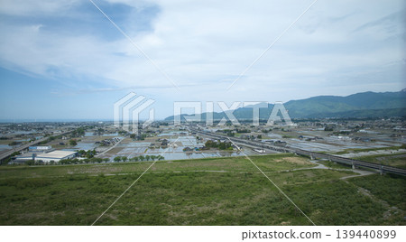 五月,黑部川附近的北陸高速公路和北陸新幹線高架橋的景色。 五月,黑部川附近的北陸高速公路和北陸新幹線高架橋的景色。 139440899