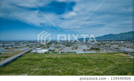 五月,黑部川附近的北陸高速公路和北陸新幹線高架橋的景色。 五月,黑部川附近的北陸高速公路和北陸新幹線高架橋的景色。 139440900
